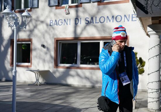 Ситуация у отеля российских биатлонистов в Италии