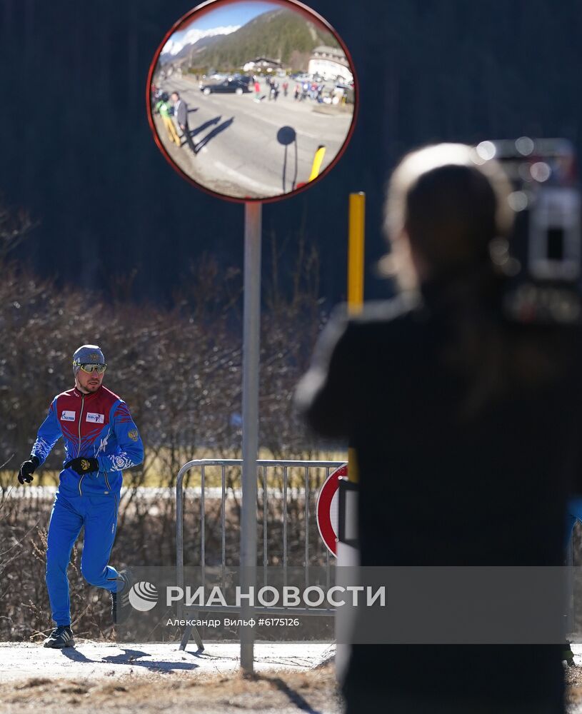 Ситуация у отеля российских биатлонистов в Италии