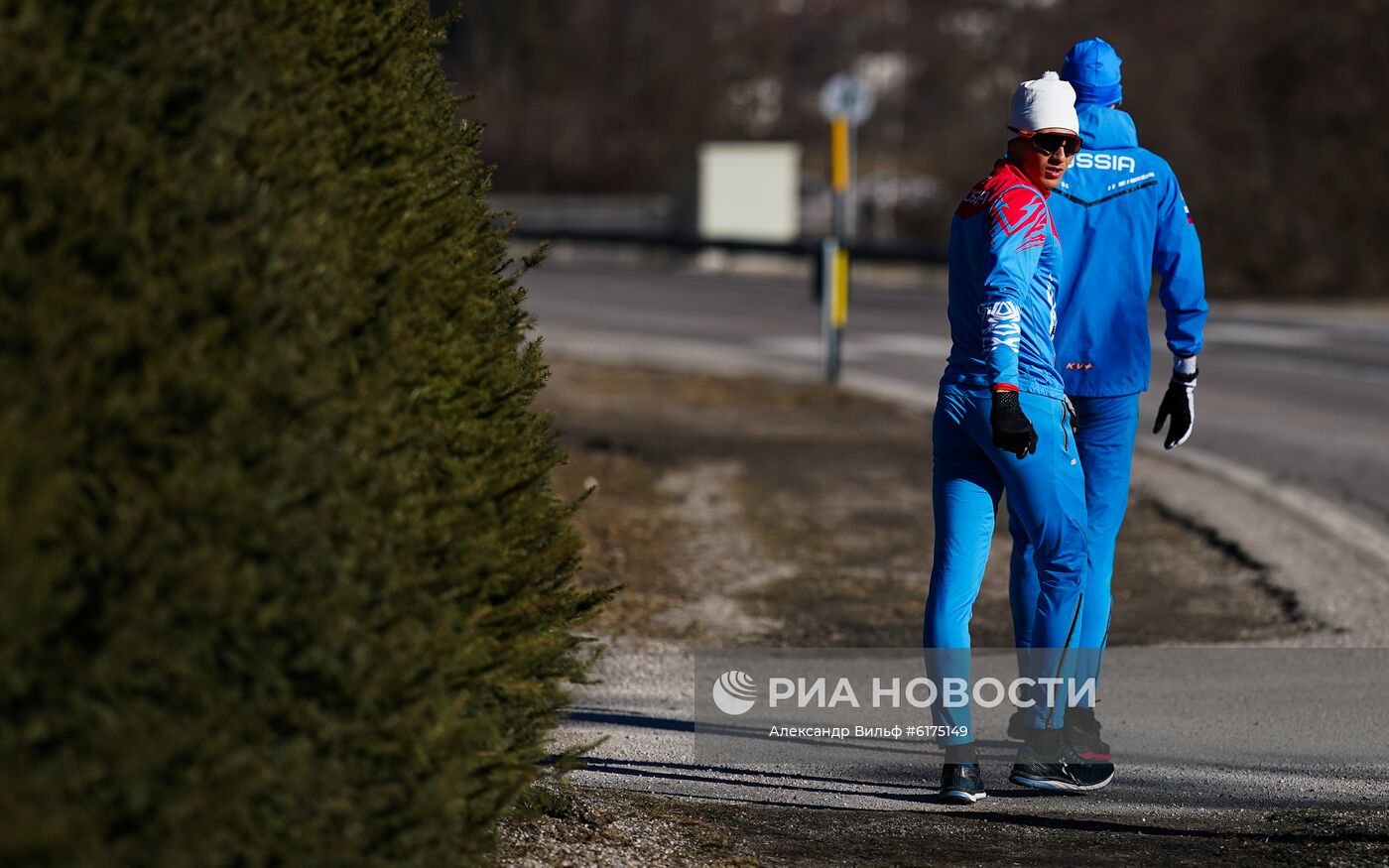 Ситуация у отеля российских биатлонистов в Италии