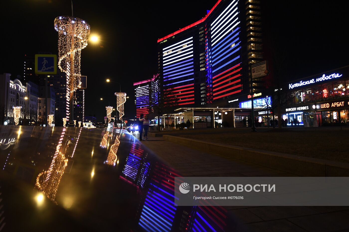 Праздничное украшение Москвы ко Дню защитника Отечества