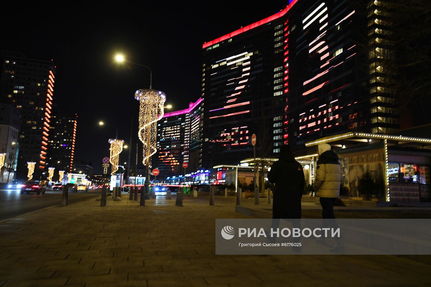 Праздничное украшение Москвы ко Дню защитника Отечества