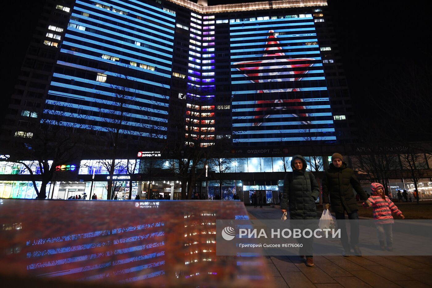 Праздничное украшение Москвы ко Дню защитника Отечества