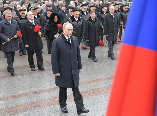 Президент РФ В. Путин и премьер-министр РФ М. Мишустин на церемонии возложения цветов к Могиле Неизвестного Солдата