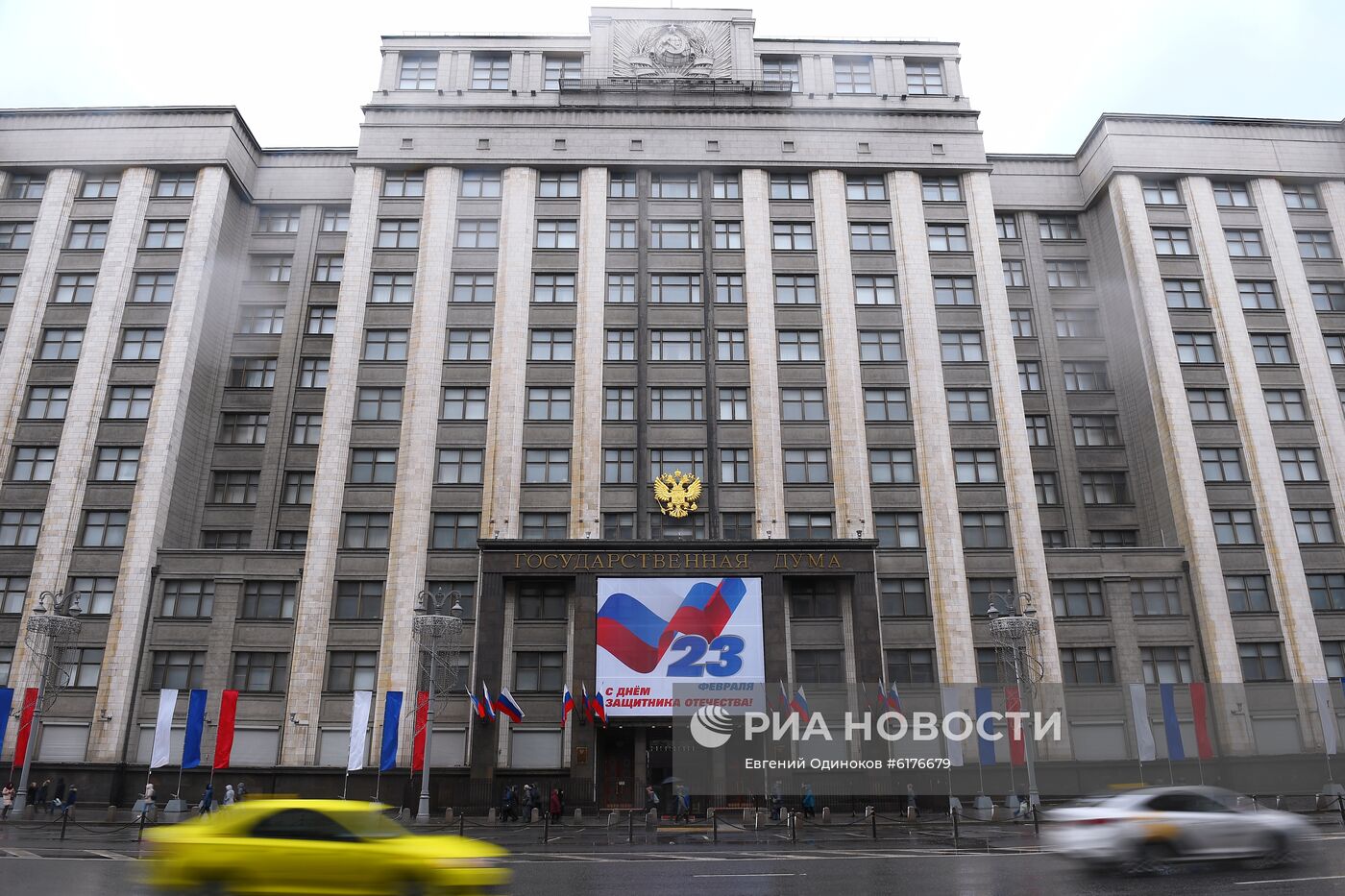 Праздничное украшение Москвы ко Дню защитника Отечества