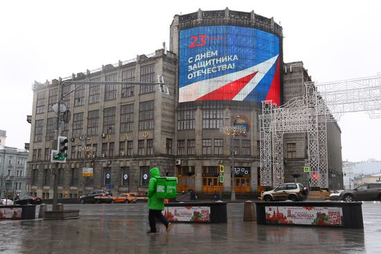 Праздничное украшение Москвы ко Дню защитника Отечества