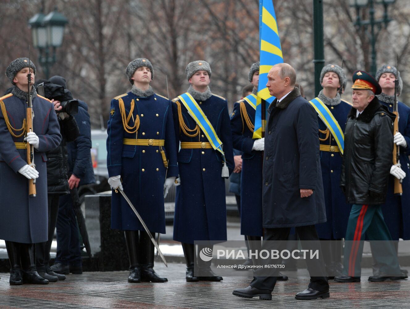 Президент РФ В. Путин и премьер-министр РФ М. Мишустин на церемонии возложения цветов к Могиле Неизвестного Солдата