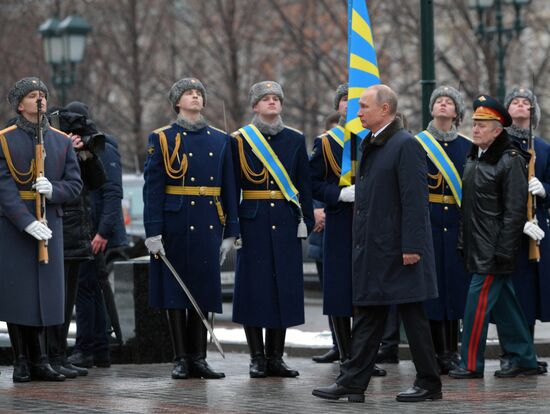 Президент РФ В. Путин и премьер-министр РФ М. Мишустин на церемонии возложения цветов к Могиле Неизвестного Солдата