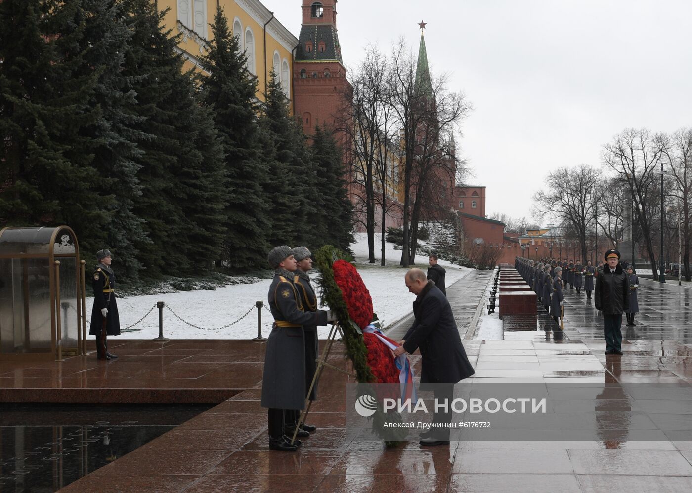 Президент РФ В. Путин и премьер-министр РФ М. Мишустин на церемонии возложения цветов к Могиле Неизвестного Солдата