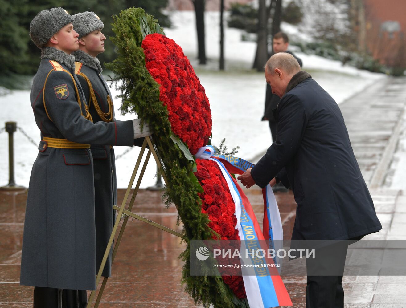 Президент РФ В. Путин и премьер-министр РФ М. Мишустин на церемонии возложения цветов к Могиле Неизвестного Солдата