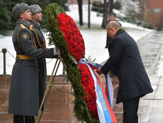 Президент РФ В. Путин и премьер-министр РФ М. Мишустин на церемонии возложения цветов к Могиле Неизвестного Солдата