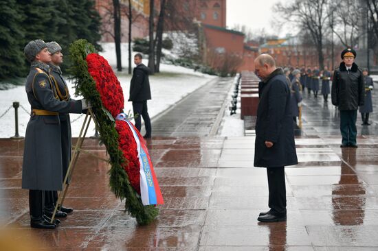 Президент РФ В. Путин и премьер-министр РФ М. Мишустин на церемонии возложения цветов к Могиле Неизвестного Солдата