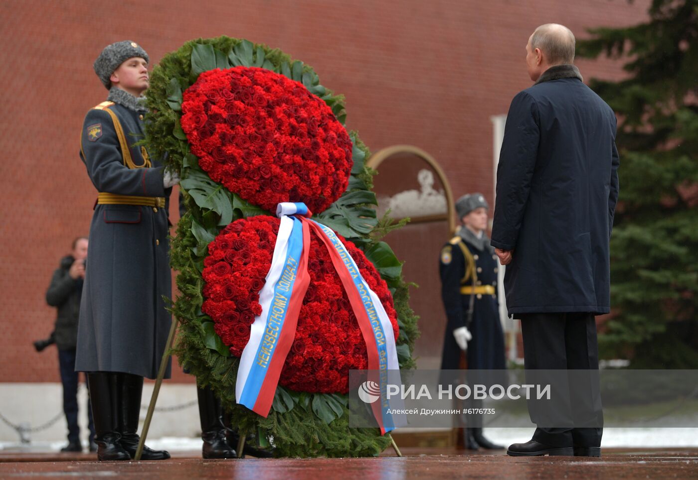 Президент РФ В. Путин и премьер-министр РФ М. Мишустин на церемонии возложения цветов к Могиле Неизвестного Солдата