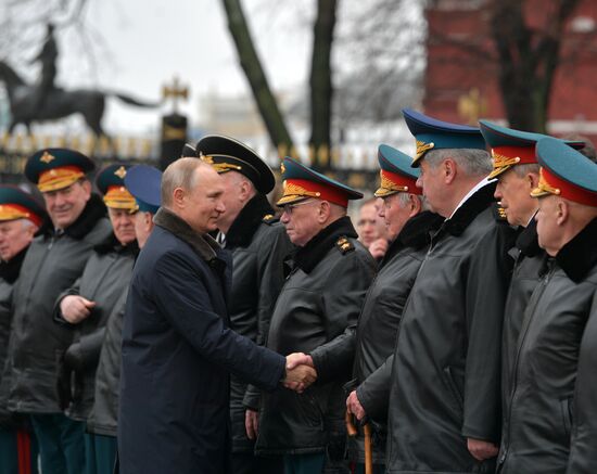 Президент РФ В. Путин и премьер-министр РФ М. Мишустин на церемонии возложения цветов к Могиле Неизвестного Солдата