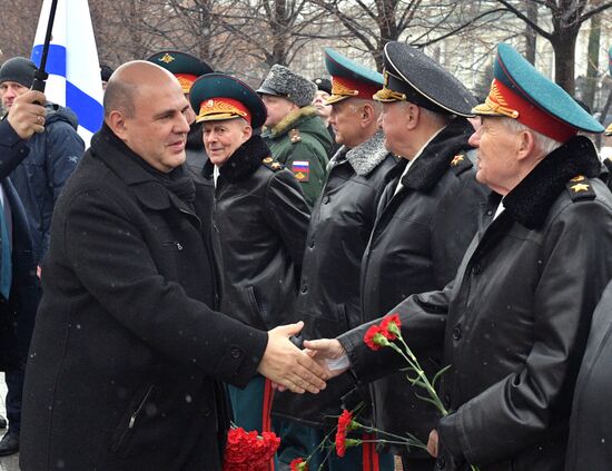 Президент РФ В. Путин и премьер-министр РФ М. Мишустин на церемонии возложения цветов к Могиле Неизвестного Солдата