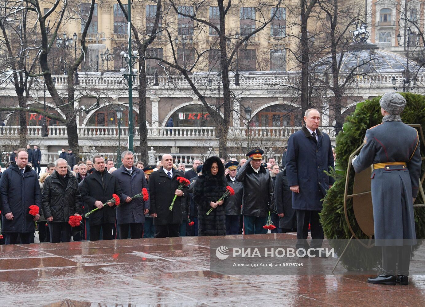 Президент РФ В. Путин и премьер-министр РФ М. Мишустин на церемонии возложения цветов к Могиле Неизвестного Солдата