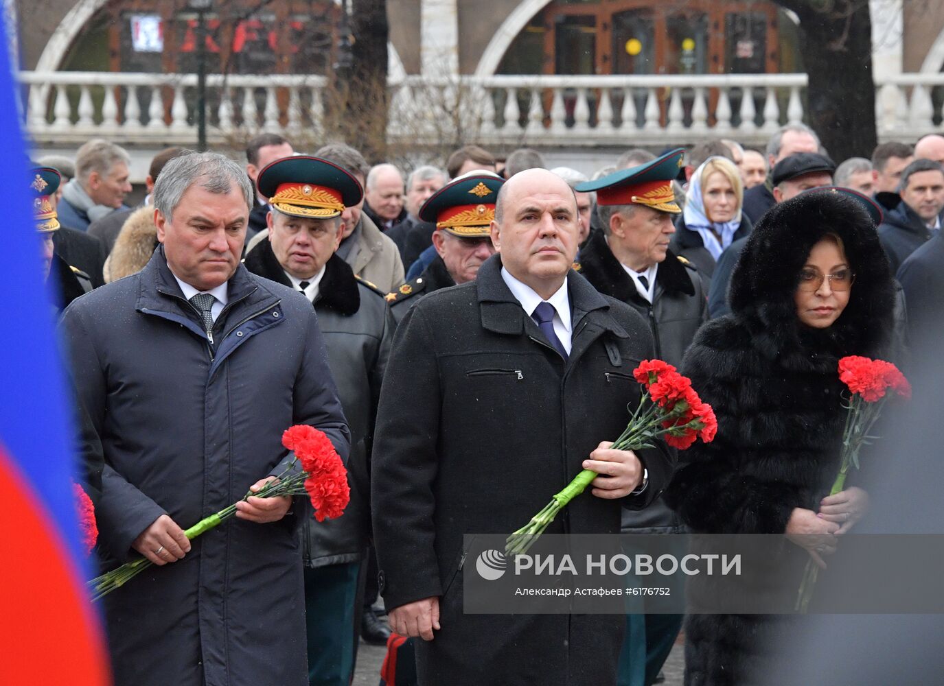 Президент РФ В. Путин и премьер-министр РФ М. Мишустин на церемонии возложения цветов к Могиле Неизвестного Солдата