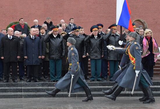 Президент РФ В. Путин и премьер-министр РФ М. Мишустин на церемонии возложения цветов к Могиле Неизвестного Солдата