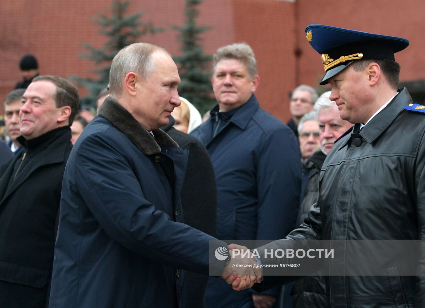 Президент РФ В. Путин и премьер-министр РФ М. Мишустин на церемонии возложения цветов к Могиле Неизвестного Солдата