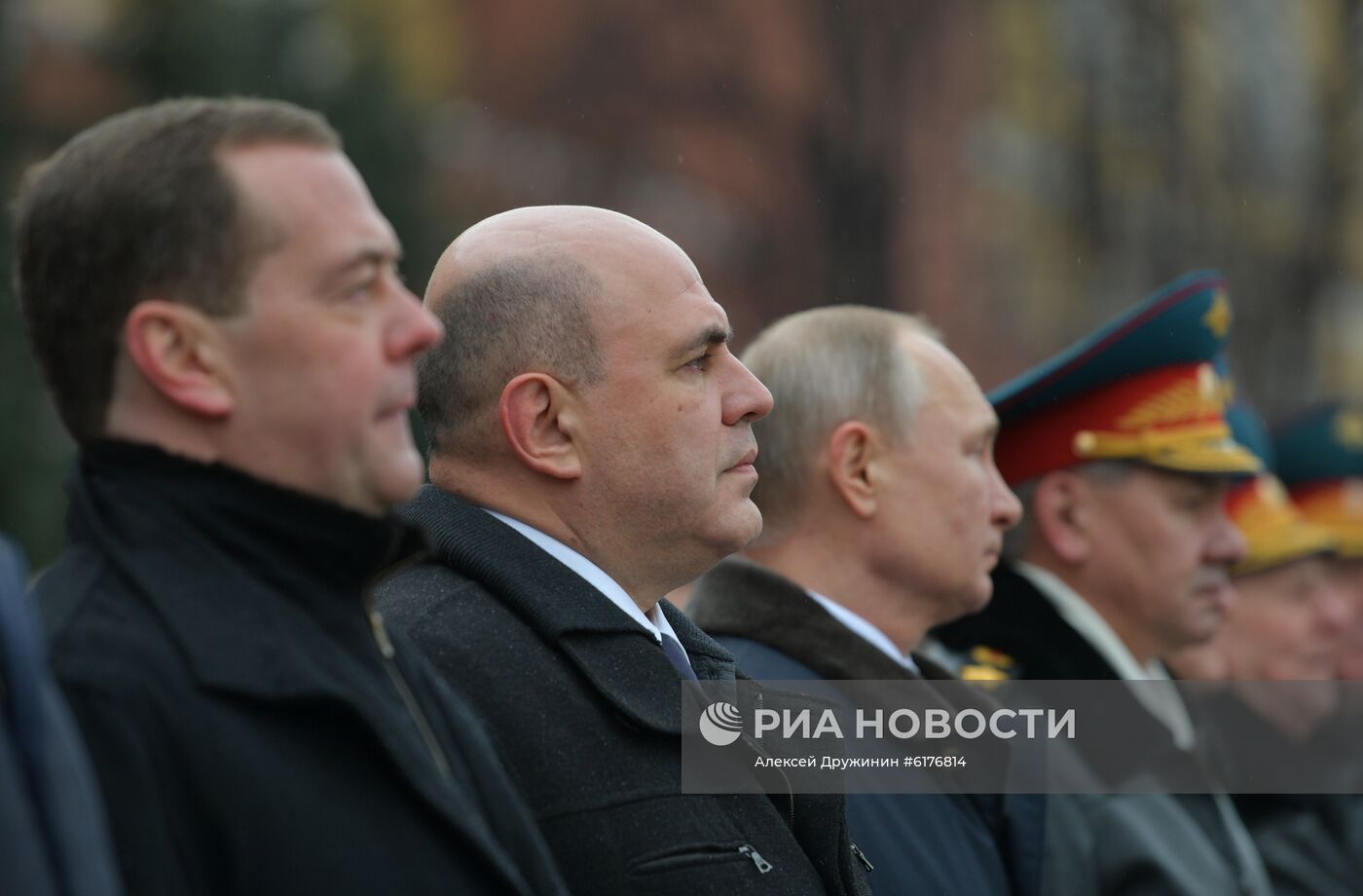 Президент РФ В. Путин и премьер-министр РФ М. Мишустин на церемонии возложения цветов к Могиле Неизвестного Солдата