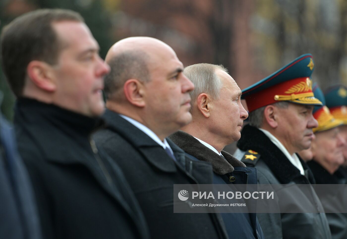 Президент РФ В. Путин и премьер-министр РФ М. Мишустин на церемонии возложения цветов к Могиле Неизвестного Солдата