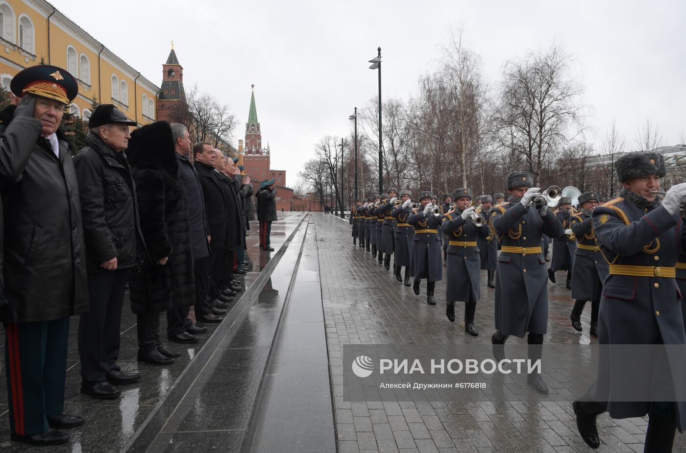 Президент РФ В. Путин и премьер-министр РФ М. Мишустин на церемонии возложения цветов к Могиле Неизвестного Солдата