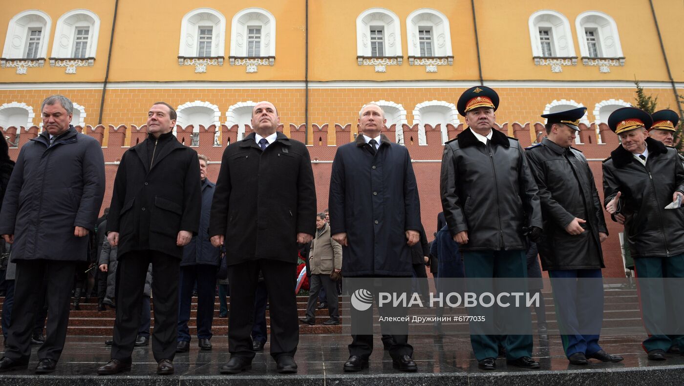 Президент РФ В. Путин и премьер-министр РФ М. Мишустин на церемонии возложения цветов к Могиле Неизвестного Солдата