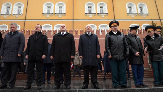 Президент РФ В. Путин и премьер-министр РФ М. Мишустин на церемонии возложения цветов к Могиле Неизвестного Солдата