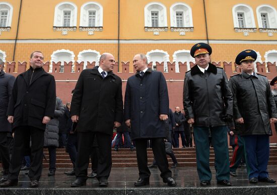 Президент РФ В. Путин и премьер-министр РФ М. Мишустин на церемонии возложения цветов к Могиле Неизвестного Солдата