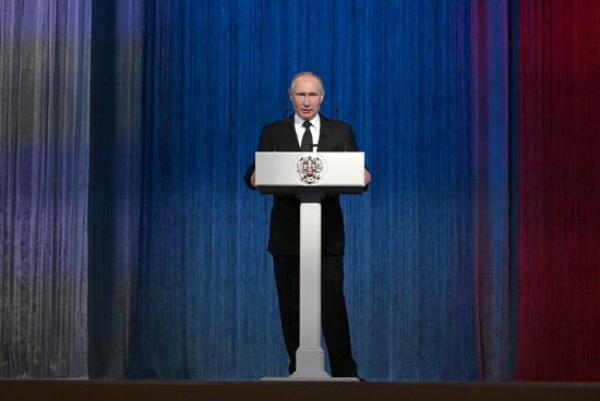 Президент РФ В. Путин посетил концерт, посвященный Дню защитника Отечества