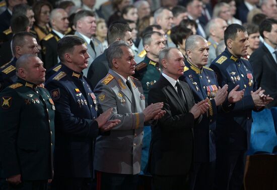 Президент РФ В. Путин посетил концерт, посвященный Дню защитника Отечества