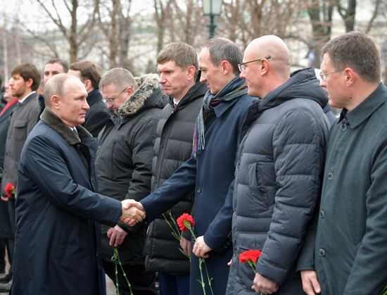 Президент РФ В. Путин и премьер-министр РФ М. Мишустин на церемонии возложения цветов к Могиле Неизвестного Солдата