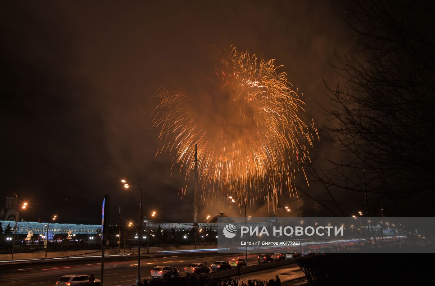 Праздничный салют в честь Дня защитника Отечества