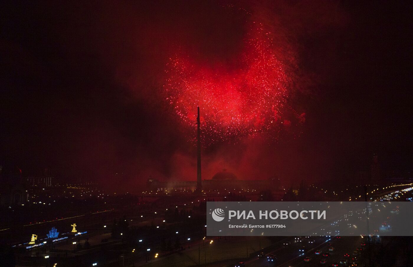 Праздничный салют в честь Дня защитника Отечества