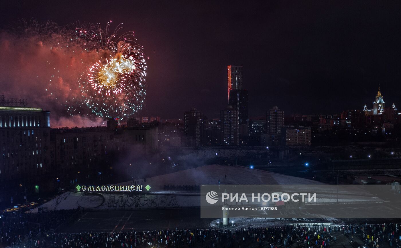 Праздничный салют в честь Дня защитника Отечества