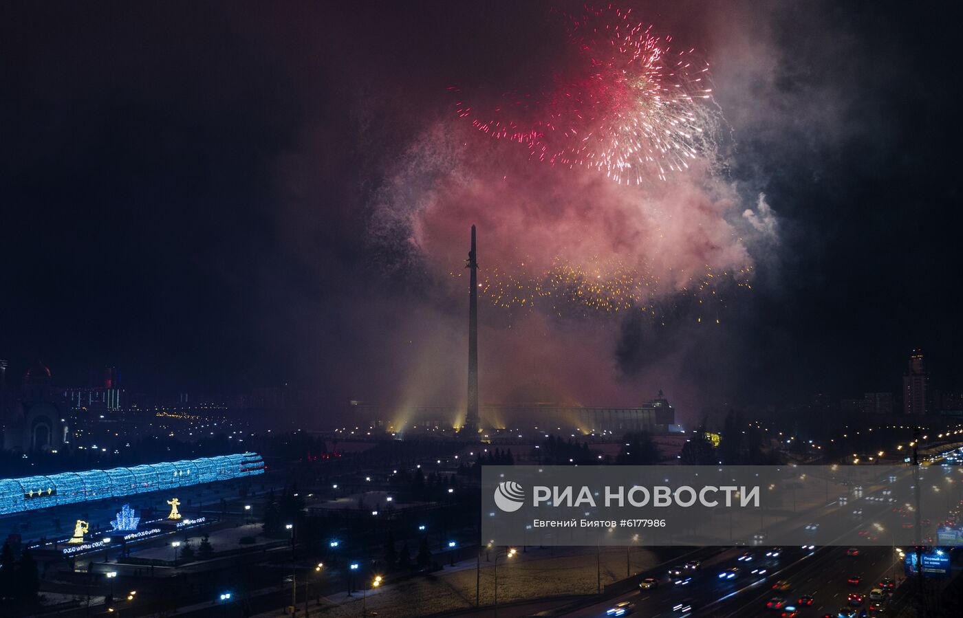 Праздничный салют в честь Дня защитника Отечества