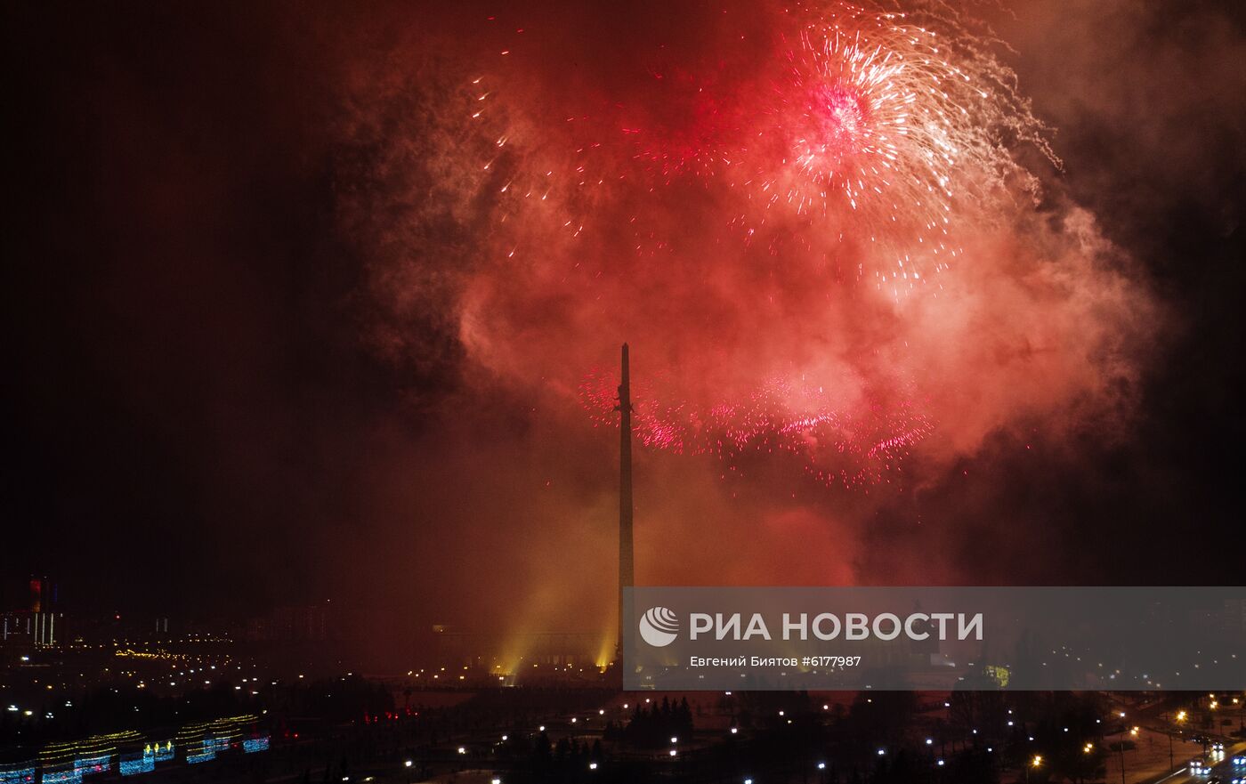 Праздничный салют в честь Дня защитника Отечества