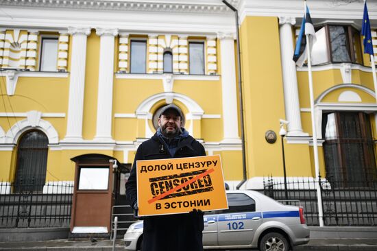 Одиночные пикеты у посольства Эстонии в Москве 