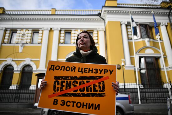 Одиночные пикеты у посольства Эстонии в Москве 