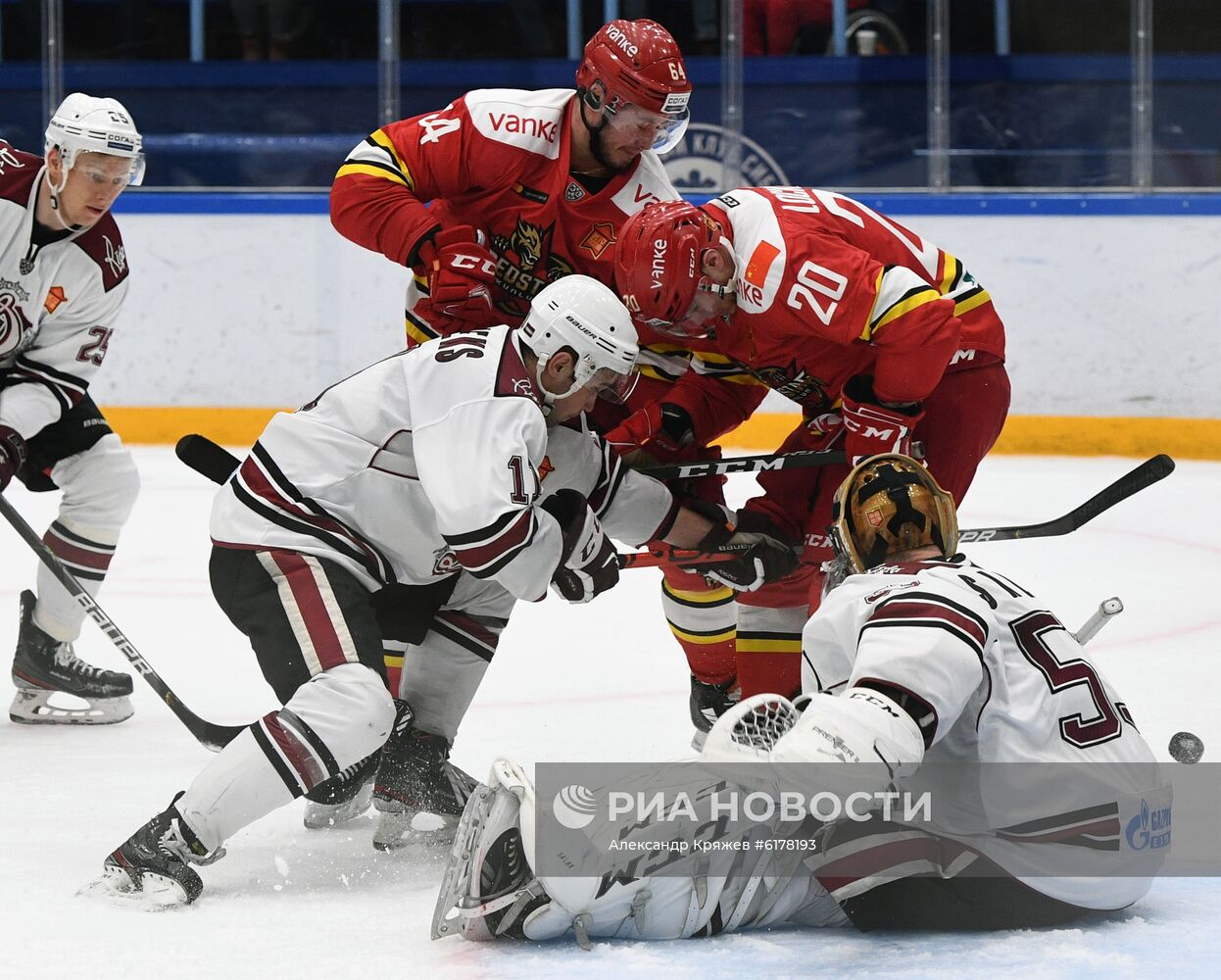 Хоккей. КХЛ. Матч "Куньлунь" - "Динамо" (Рига)