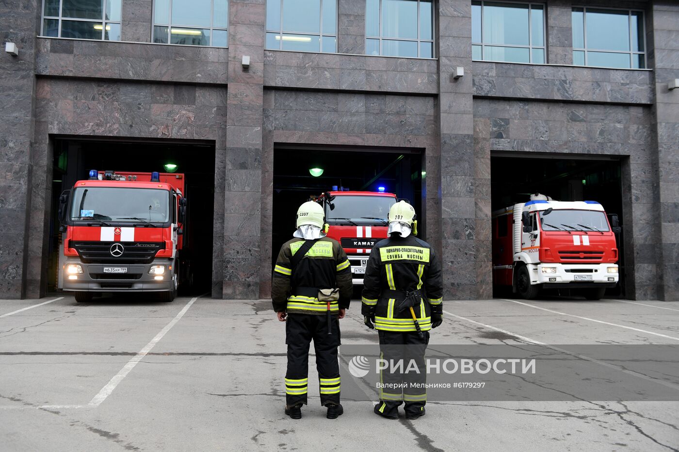 Показательные выступления работников Пожарно-спасательного центра Москвы