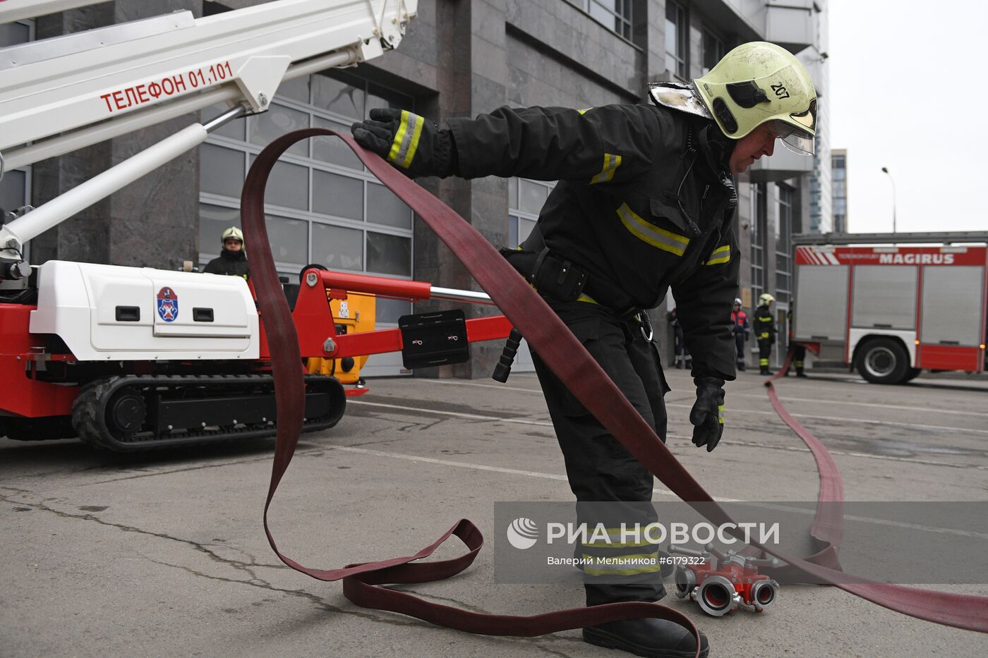 Показательные выступления работников Пожарно-спасательного центра Москвы