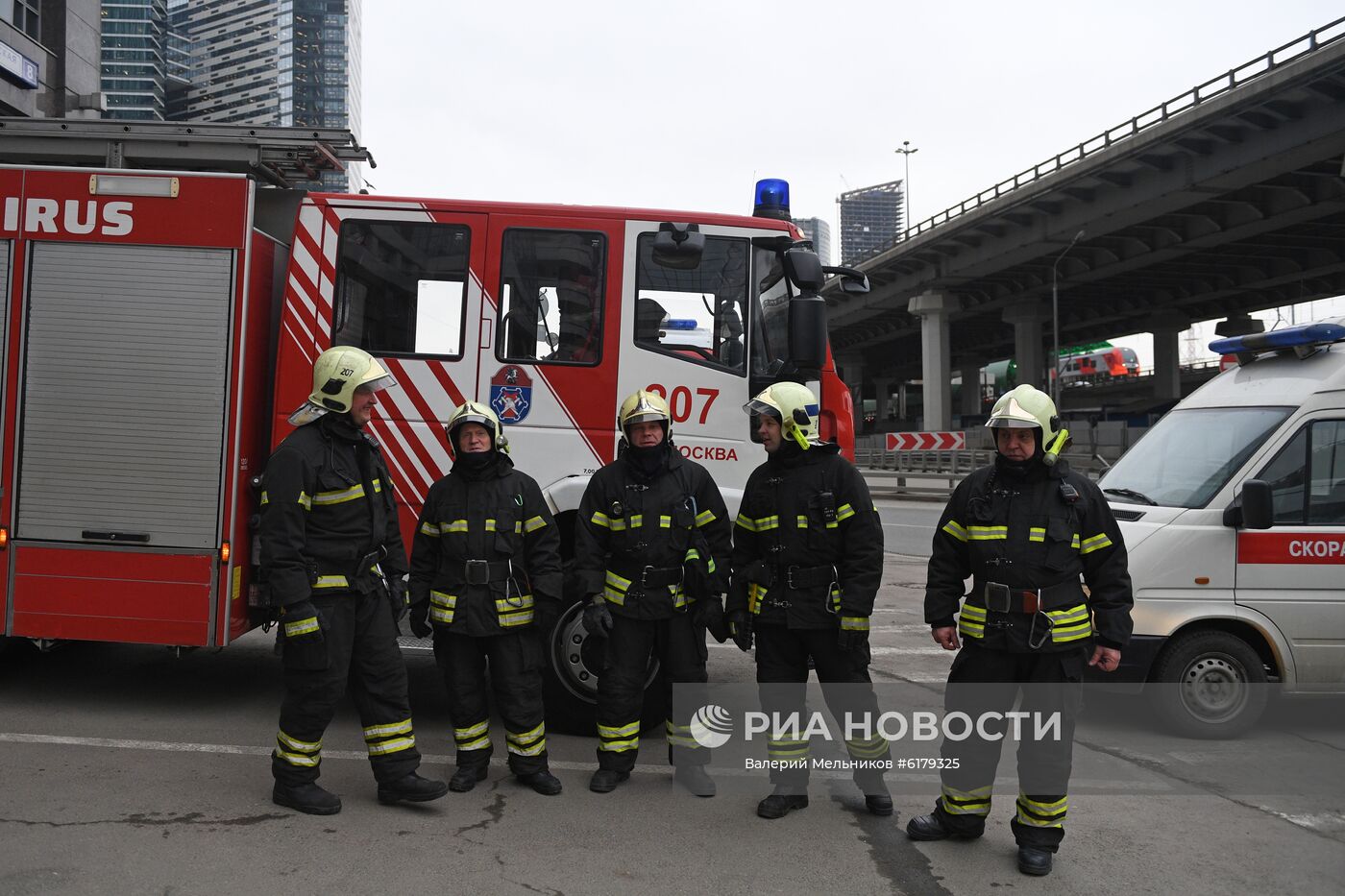 Показательные выступления работников Пожарно-спасательного центра Москвы