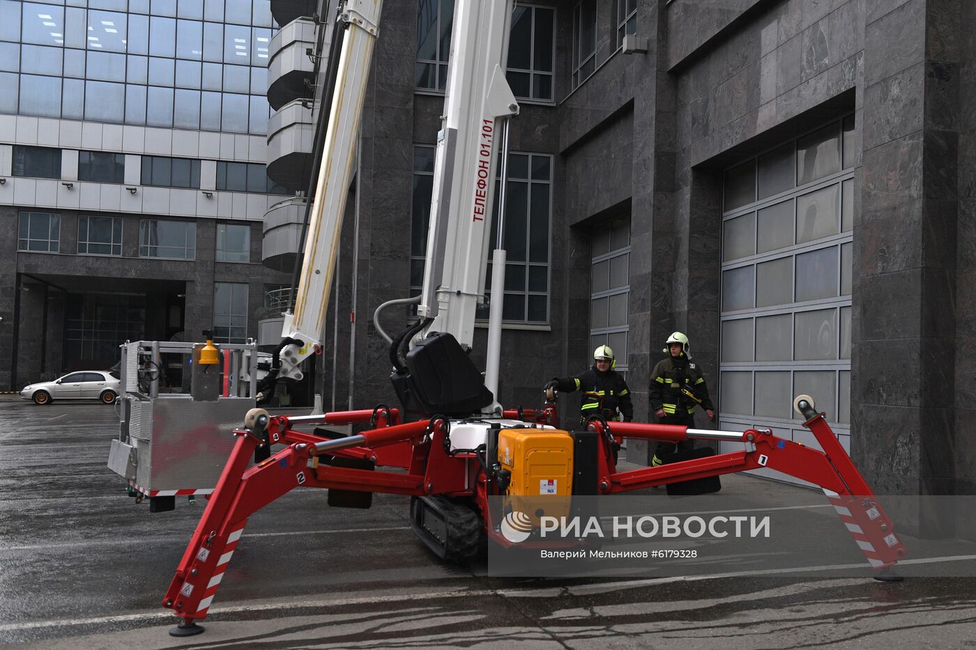 Показательные выступления работников Пожарно-спасательного центра Москвы