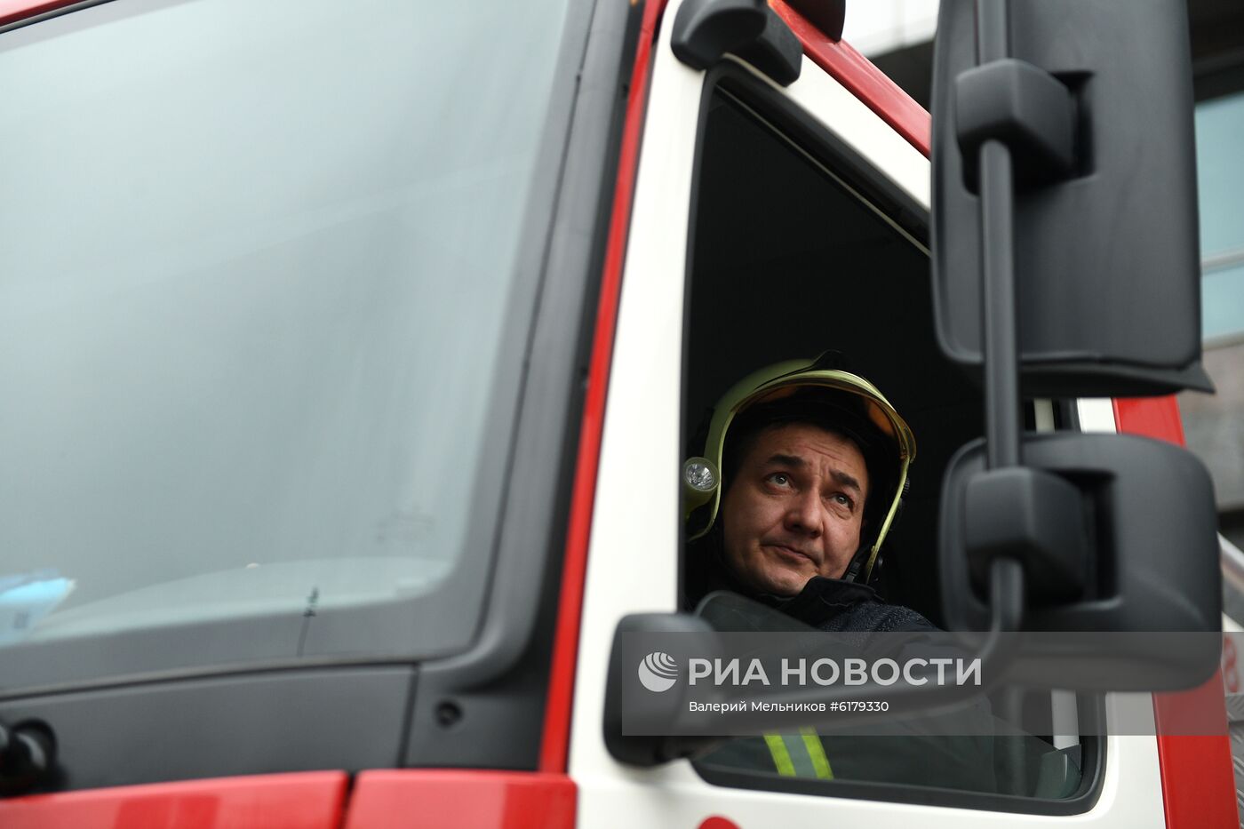 Показательные выступления работников Пожарно-спасательного центра Москвы