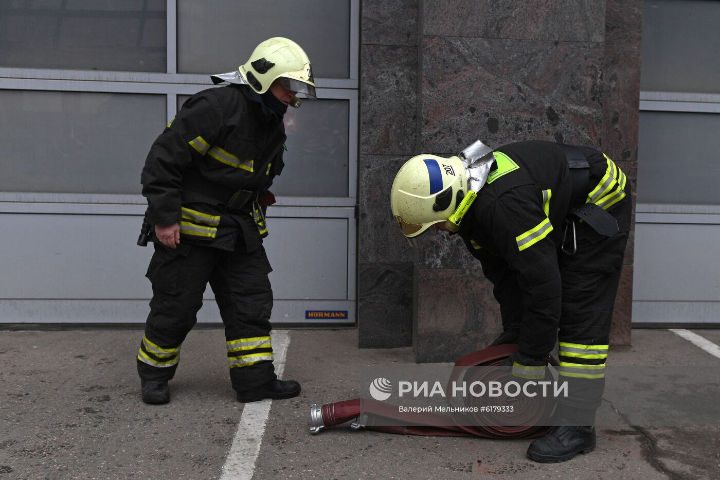 Показательные выступления работников Пожарно-спасательного центра Москвы