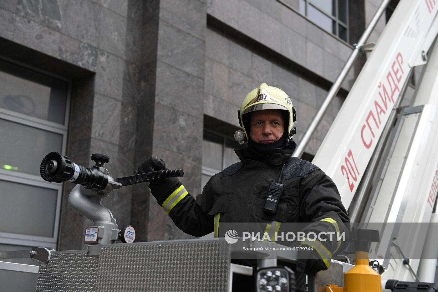 Показательные выступления работников Пожарно-спасательного центра Москвы