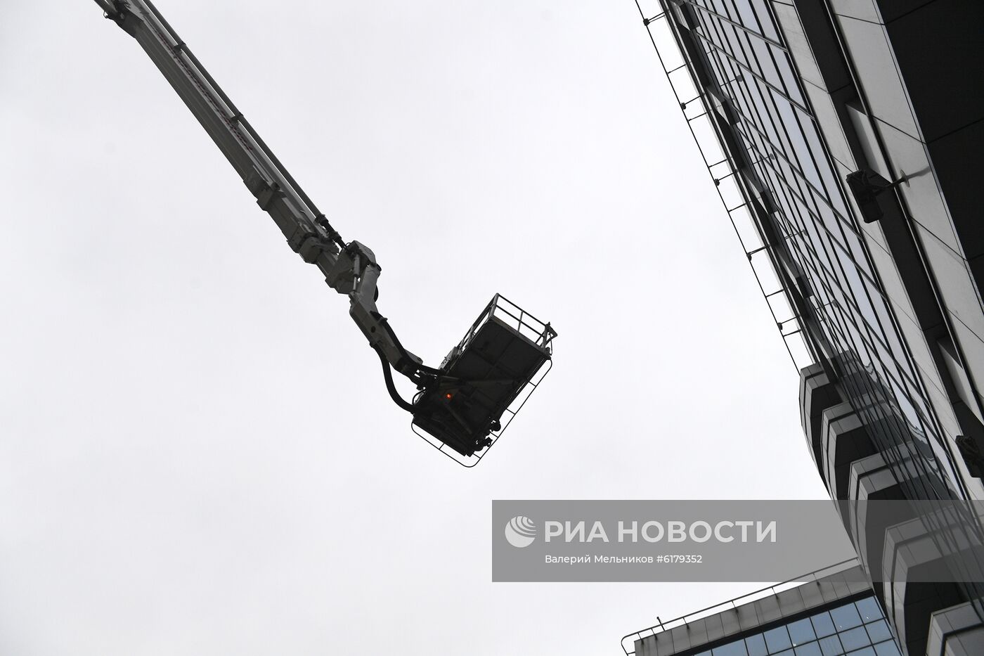 Показательные выступления работников Пожарно-спасательного центра Москвы