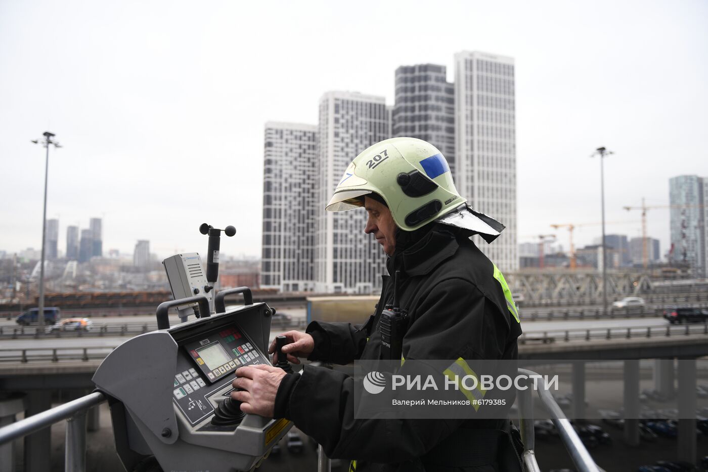 Показательные выступления работников Пожарно-спасательного центра Москвы