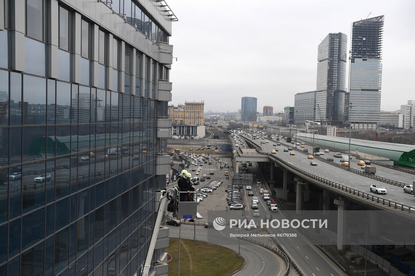 Показательные выступления работников Пожарно-спасательного центра Москвы