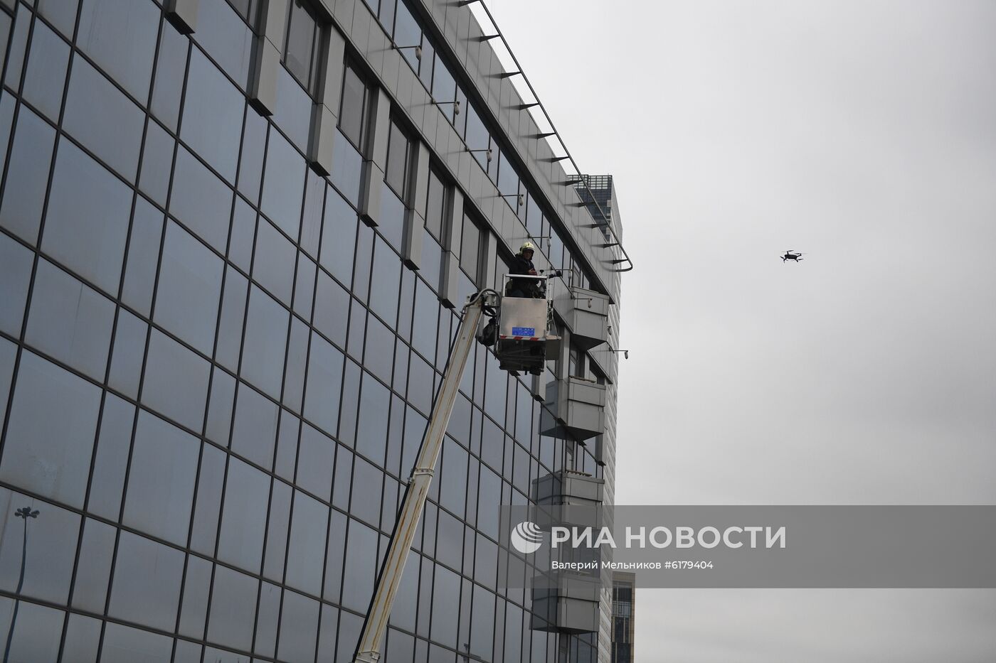 Показательные выступления работников Пожарно-спасательного центра Москвы